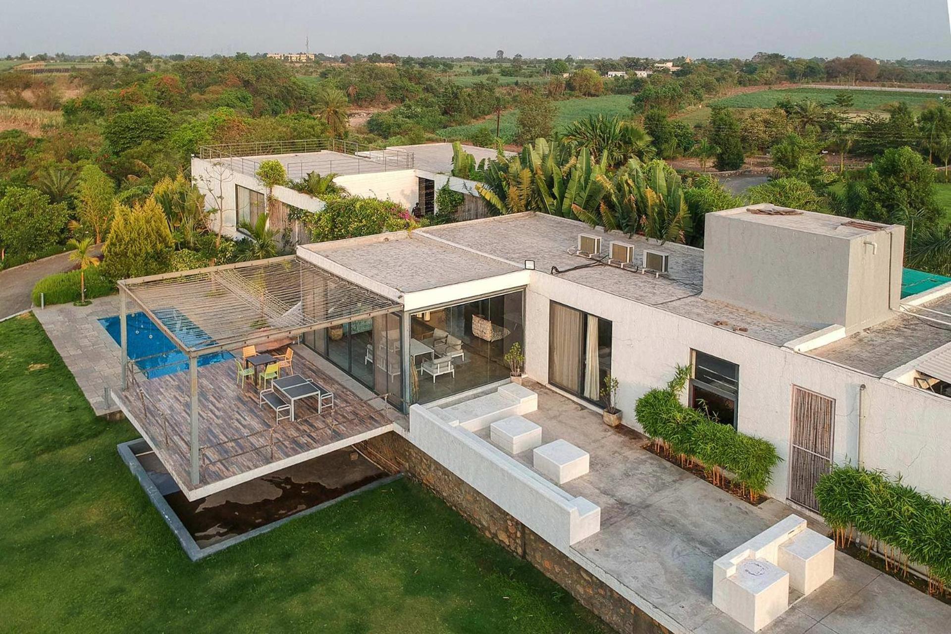 Open House By Stayvista: Nature Retreat with Pool & Expansive Lawn Shikrapur Exterior photo